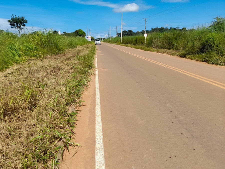 Descuido total: rodas se desprendem de veculo e atingem motociclista que estava com o filho na garupa.