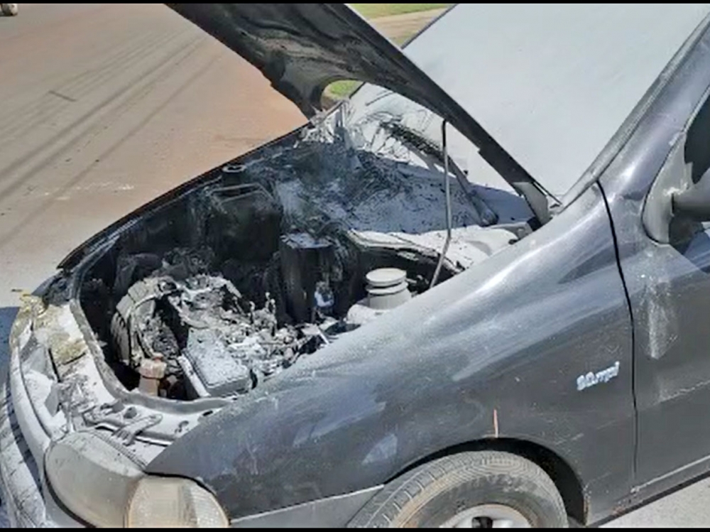 Carro tem motor destrudo pelo fogo em Juara.