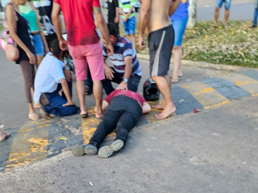 Motociclista fica ferido ao bater na traseira de carro em quebramolas da Avenida Rio Arinos.