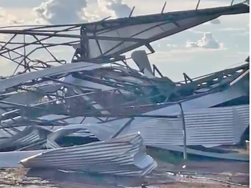 Vendaval acompanhado de chuva forte derruba barraco em confinamento de Novo Horizonte do Norte.