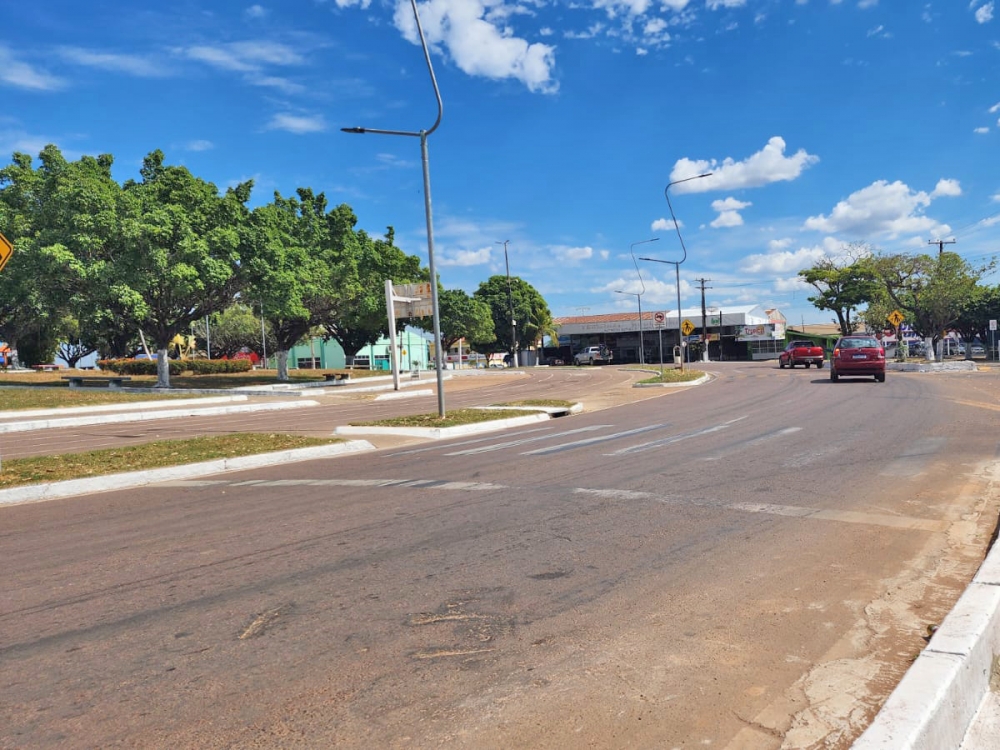 Moa menor de idade e sem CNH  flagrada pilotando em alta velocidade, com escapamento aberto.