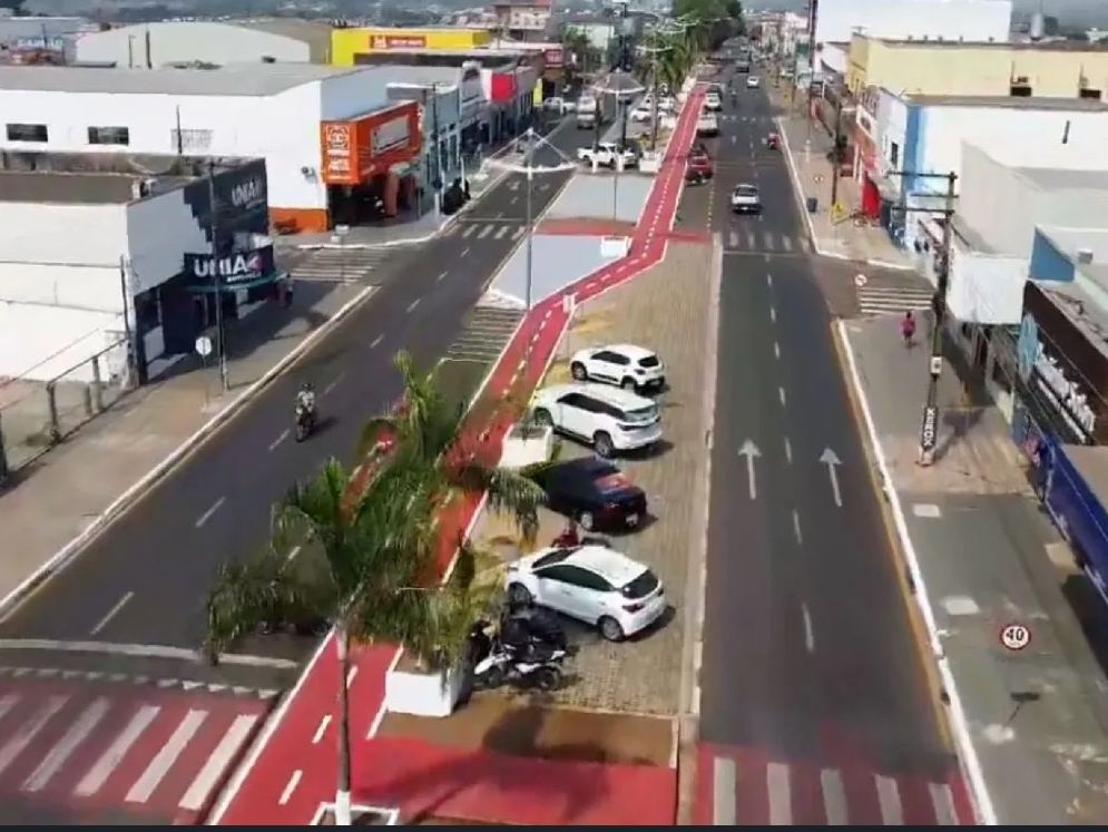 Motorista bbado e sem CNH, fura sinal vermelho na Av. Rio Arinos,  perseguido e preso pela PM de Juara.