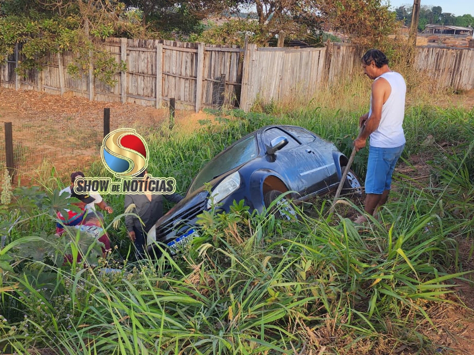 Motociclista faz ultrapassagem forada e joga carro que vinha em sentido contrario fora da pista.