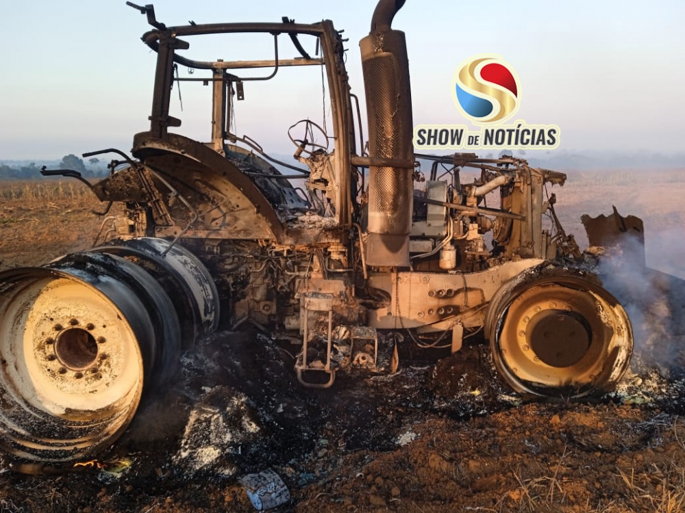 Trator  totalmente destrudo pelo fogo em fazenda no interior de Juara.