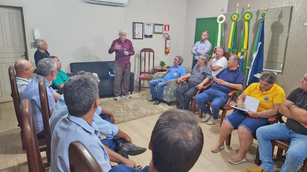 Dr. Newton Kara Jos presenteia Juara com a doao de mil culos para pessoas carentes.