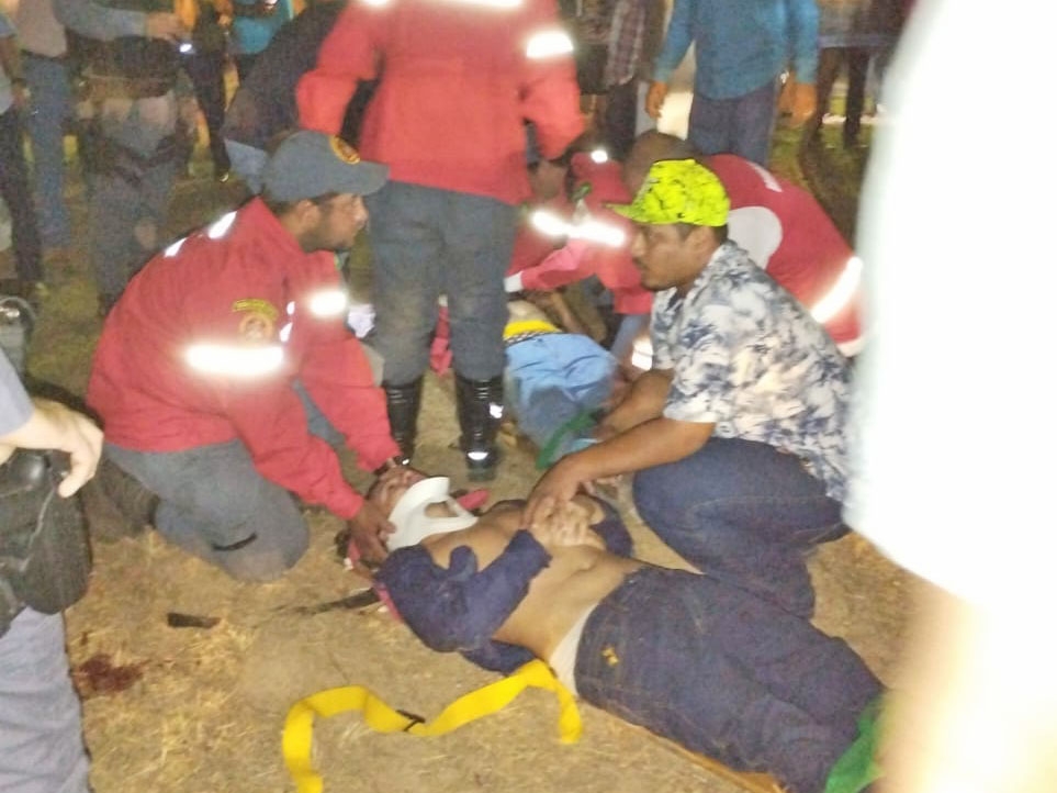 Cerca de 10 pessoas ficam feridas, 03 com gravidade, em queda de lance de arquibancada na Expovale de Juara.