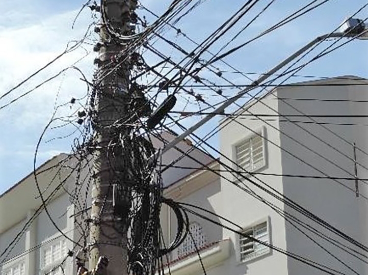 Energisa faz mutiro de limpeza de fios de telefonia em Cuiab e no interior