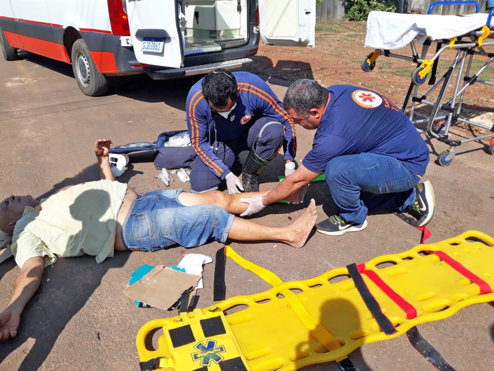 Motociclista fica ferido na perna ao chocar-se com cachorro solto no Bairro jardim Amrica.