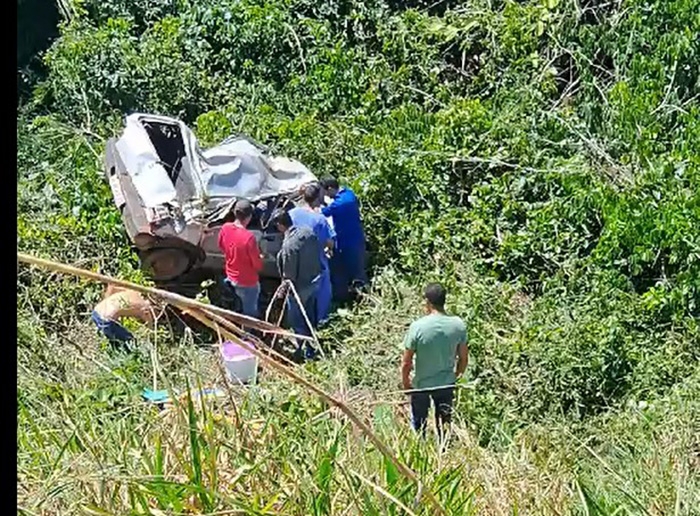 Motorista perde o controle do carro na MT 338, sai da pista, capota vrias e fica ferido.