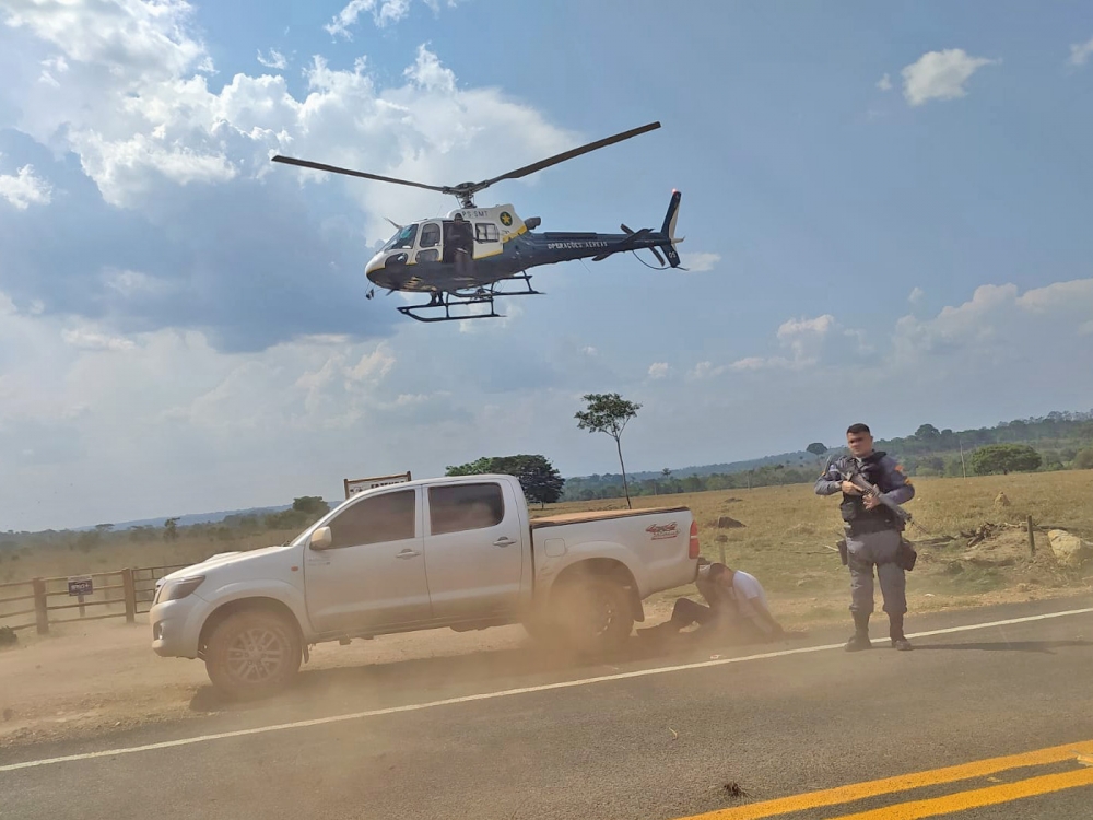 PM de Juara prende um homem em com arma e munio e outro com mandado de priso na Rodovia do Ja.