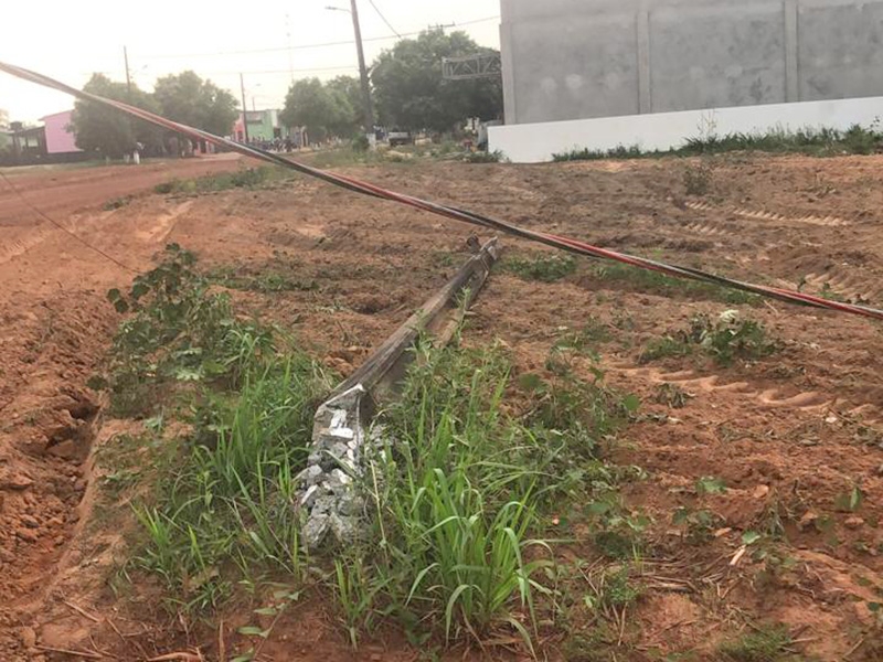 Caminhes com carga alta arrebentam fiao, quebram poste e deixam parte de Paranorte sem energia e internet.