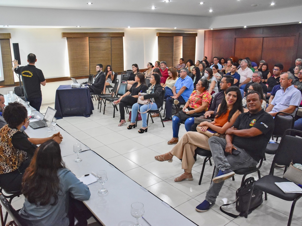 Quatro servidores do Procon de Juara participam de capacitao para atendimento em Barra do Garas.  