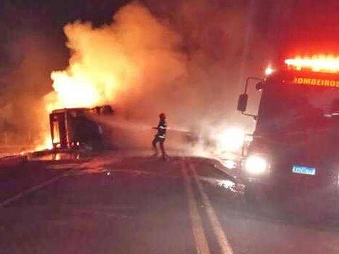 Carreta tanque pega fogo e motorista morre carbonizado na MT-130 sentido Rondonpolis