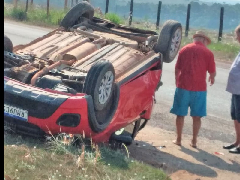 Acidente entre carro e caminho na MT 325 deixa um dos condutores ferido e causa grandes prejuzos materiais.