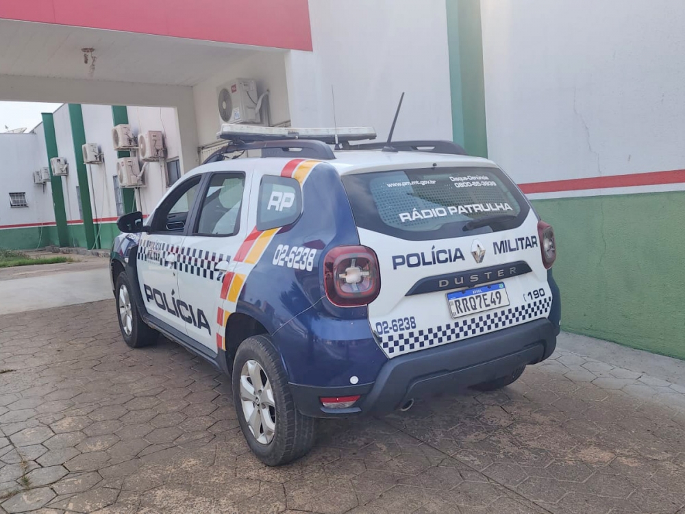 Mulher com distrbios mentais invade residncia e agride morador da casa com garrafada.