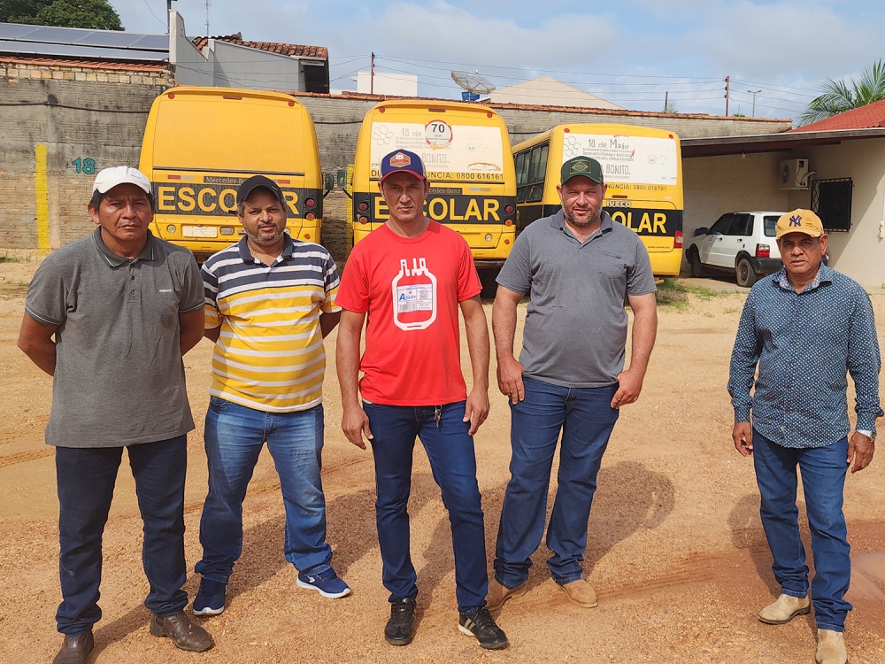 Motoristas de empresa terceirizada paralisam transporte escolar em Juara por atraso no pagamento.