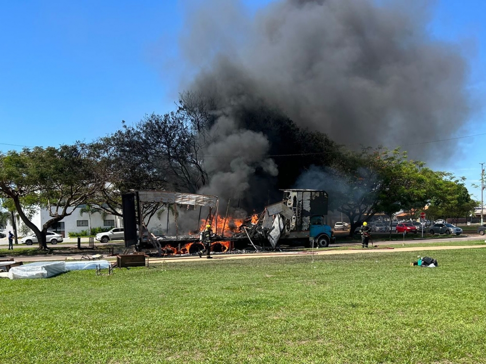 Caminho enrosca em fios de alta tenso e pega fogo em Sinop