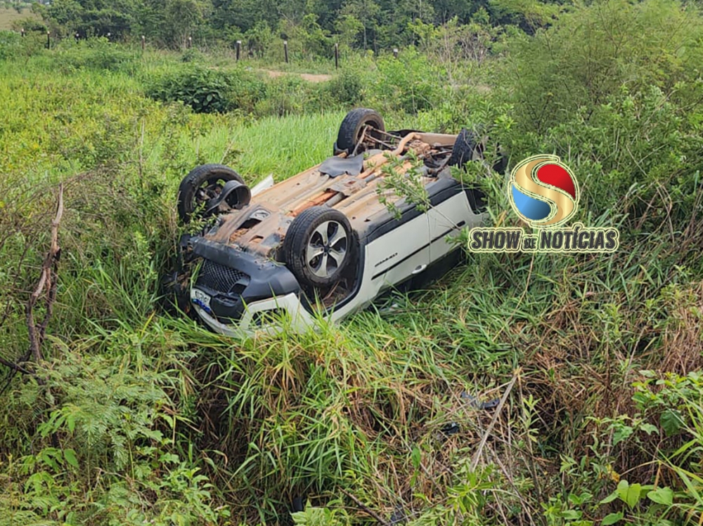 Carro com duas pessoas capota na estrada do Ja, deixando motorista ferido com mais gravidade.