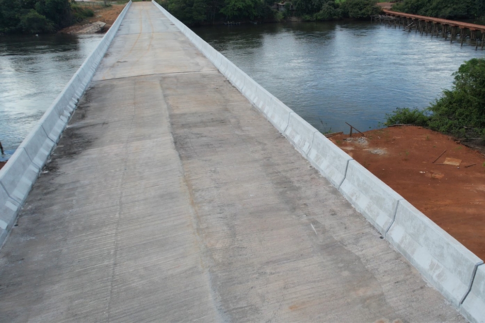 Nova ponte de concreto construda pelo Governo sobre o Rio dos Peixes  liberada para o trnsito