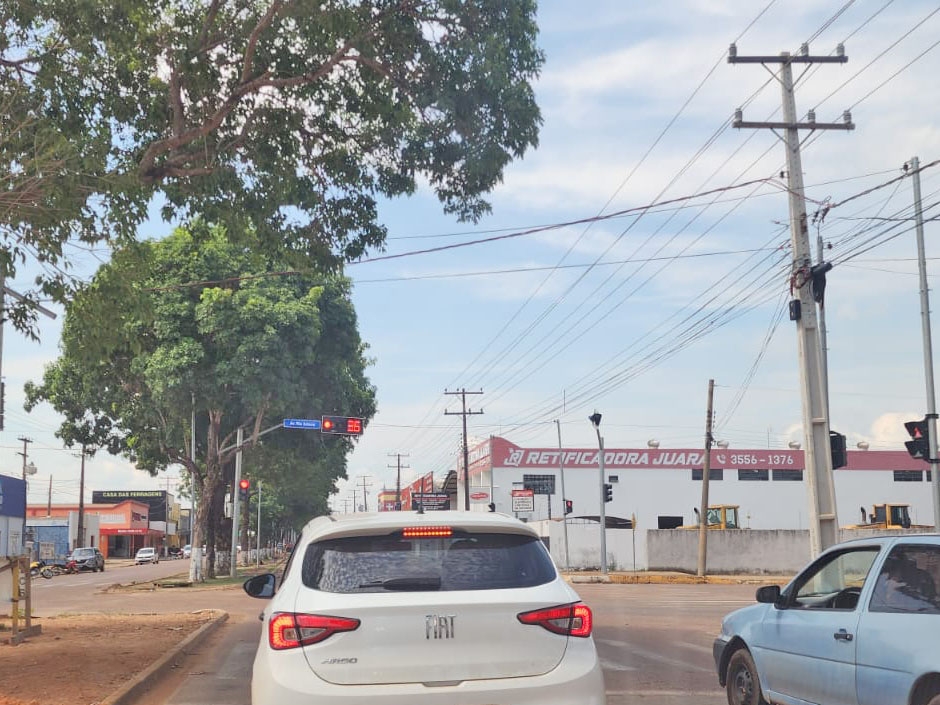 Motociclista com CNH vencida, fura sinal e anda na contra mo at ser abordado e preso.