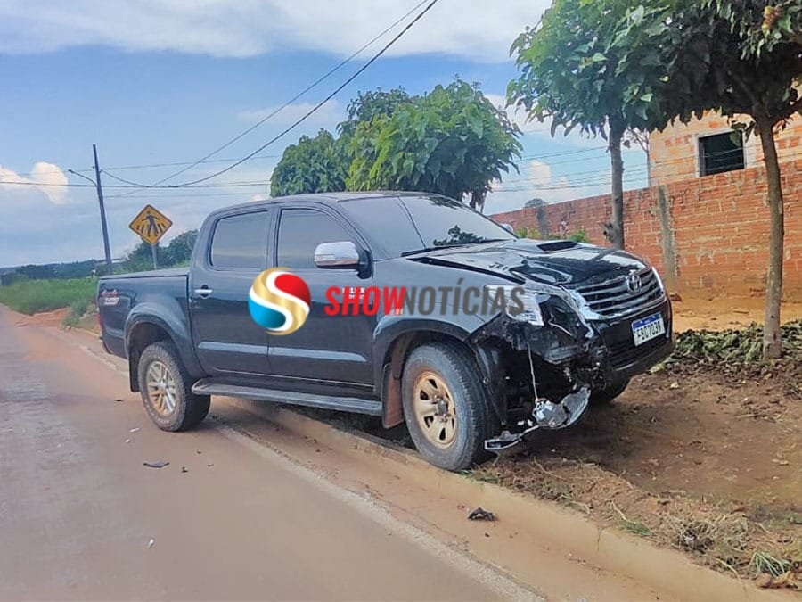 Caminhonete Hilux atinge moto por trs e derrubo o pai e dois filhos que ficam feridos com gravidade.