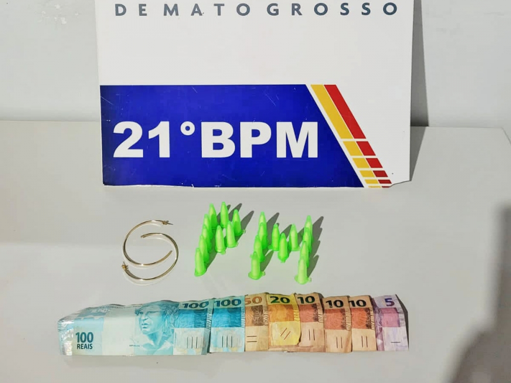 PM prende dois homens maiores de idade vendendo drogas em convenincia no centro de Juara.