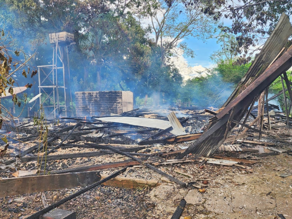 Casa de madeira  destruda pelo fogo em Juara. Incndio comeou na rede eltrica.