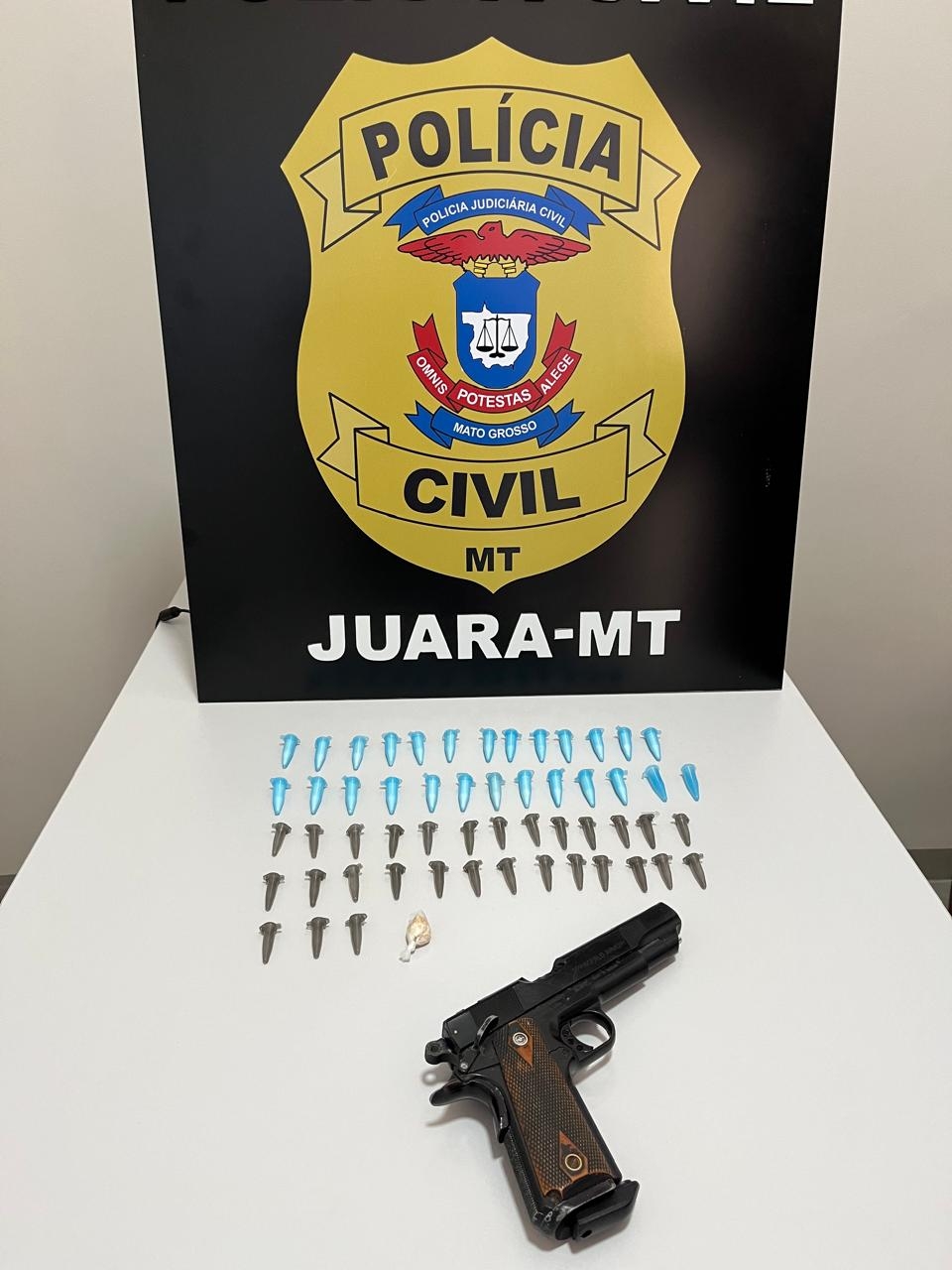 Polcia Civil de Juara prende duas pessoas com drogas e um simulacro de arma de fogo.