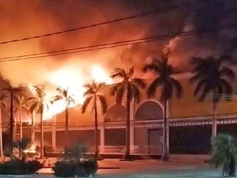 Shopping Popular de Cuiab  destrudo pelo fogo nesta madrugada.