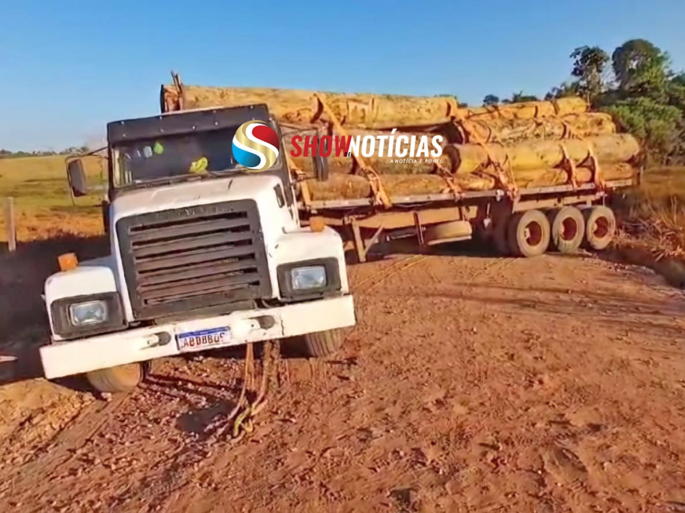 Carreta carregada com toras atravessa na estrada e tranca a MT 338 entre Juara e guas Claras.