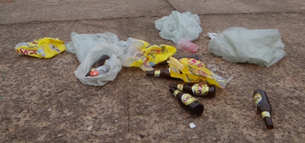 Galera deixa sujeira e muita bagunça no pátio do Posto Avenida.