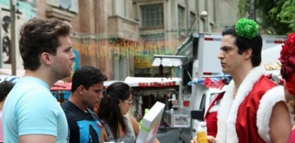 Niko flagra Flix vendendo hot dog no meio da rua 25 de Maro