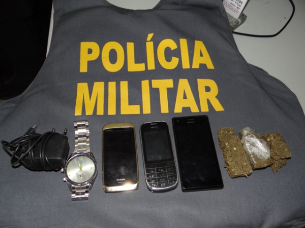 Polcia Militar de Juara apreende drogas e detm dois elementos e um menor por envolvimento com trfico.