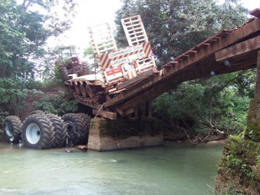 Em Paranatinga Ponte velha de madeira cede na MT 020 e trator avaliado em R$ 800 mil  lanado no rio.