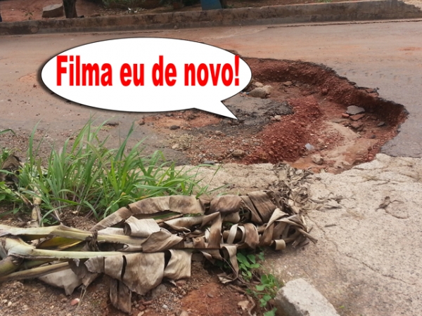 Bananeira do Maurinho no vingou, mas o buraco da Rua Curitiba s cresce.