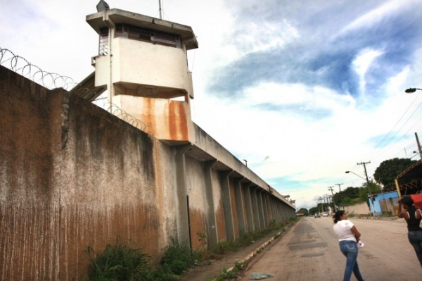 Detentos tentam fuga em massa e desencadeiam operao