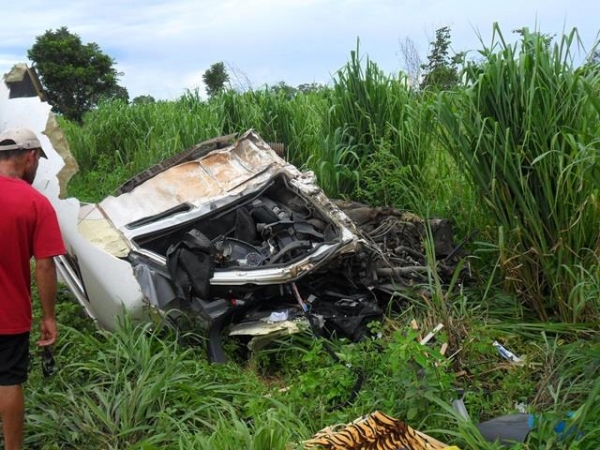 Carretas batem de frente e motorista morre preso nas ferragens na BR-364 entre Rosrio Oeste e Jangada