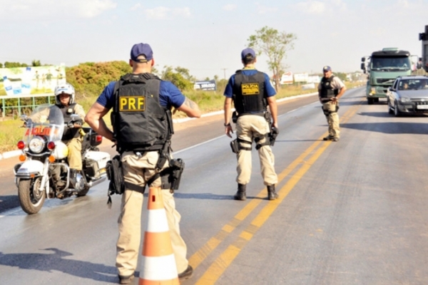 PRF prende trs por roubo de caminho; PM  suspeito