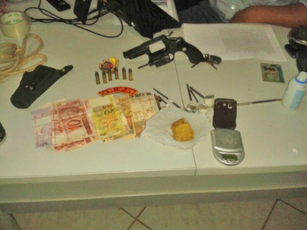 Em Juara PM prende mais elementos com drogas e arma em boca de fumo no Bairro Porto Seguro.