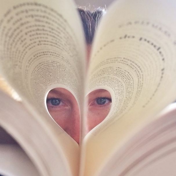 Em foto conceito, Gisele Bndchen filosofa em companhia de um livro