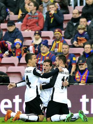 Com Bara irreconhecvel, Valencia vence no Camp Nou e ajuda madrilenos