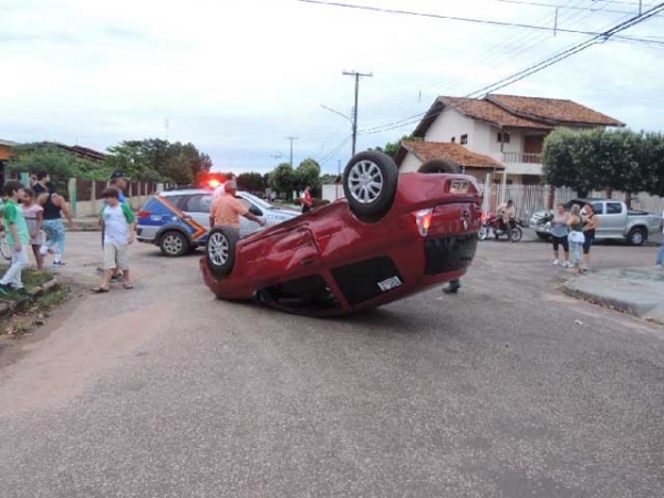 Carro com duas crianas tomba no centro de Juna aps ser atingido por outro veculo