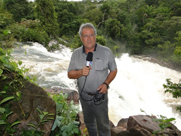 Jornalista Paulo Becker comemora mais um ano de vida tomando banho de cachoeira.