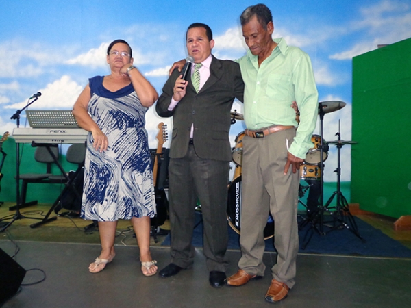 Pastor Eudes Nascimento se emociona ao receber os pais no culto de domingo.