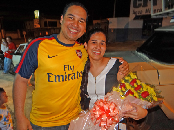 Pastora recm chegada  Juara comemora aniversrio com direito a culto, bolo e flores.