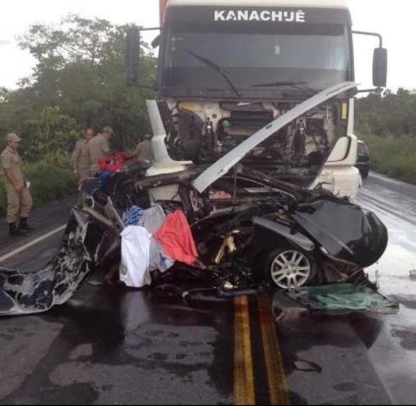 Duas pessoas morrem em acidente entre Honda Civic e carreta