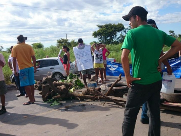 Moradores do Distrito da Guia interditam MT-010 e protestam por melhorias; buracos tomaram conta da rodovia