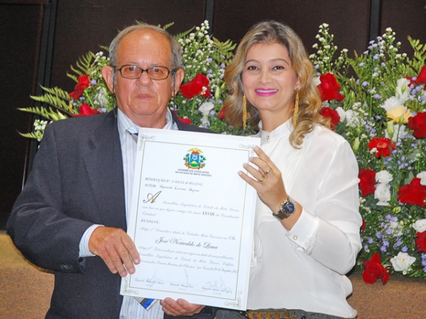 Luciane Bezerra entrega ttulo de cidaco mato-grossense e rene 350 pessoas na AL