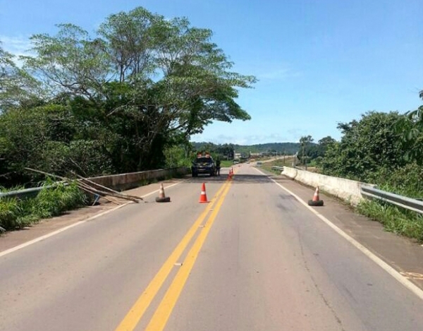 BR-163 est interditada pois h risco de ponte cair a qualquer momento 