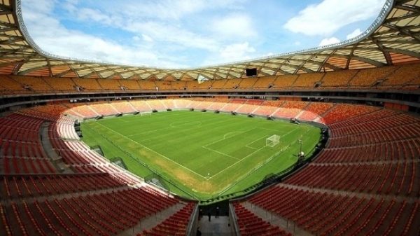 Dez dias aps inaugurao, Arena da Amaznia j tem problemas no gramado